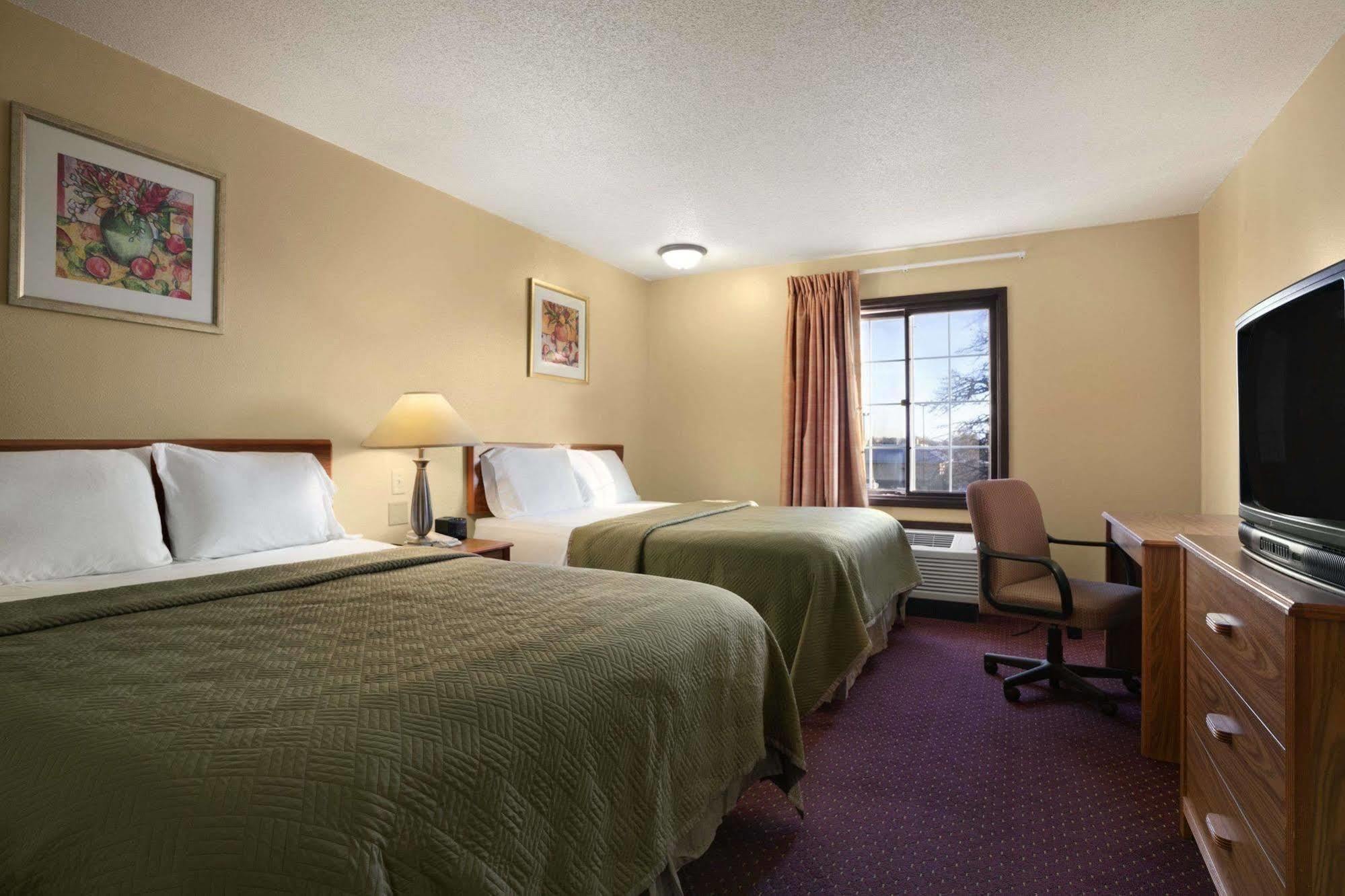 Travelodge Inn & Suites By Wyndham Muscatine Exterior photo